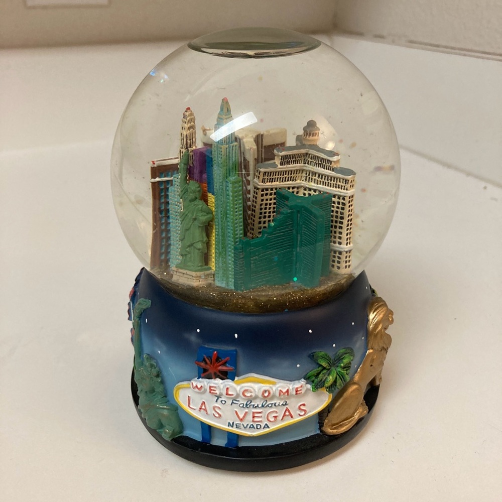 Rare Welcome to Las Vegas Casinos Musical Glitter Snow Globe 6” Sankyo